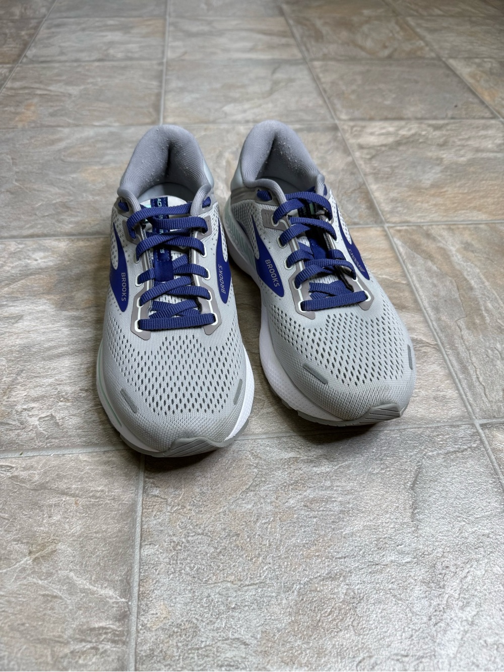 Brooks Adrenaline GTS 22 Women’s Shoe Size 8 Gray 1203532B045 Preowned